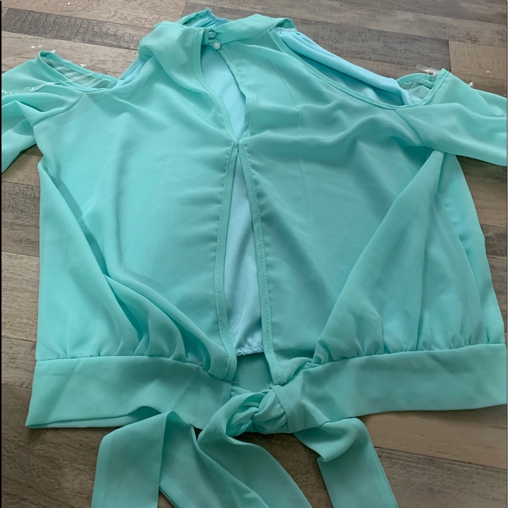 Mint cold shoulder blouse. - Picture 4 of 4